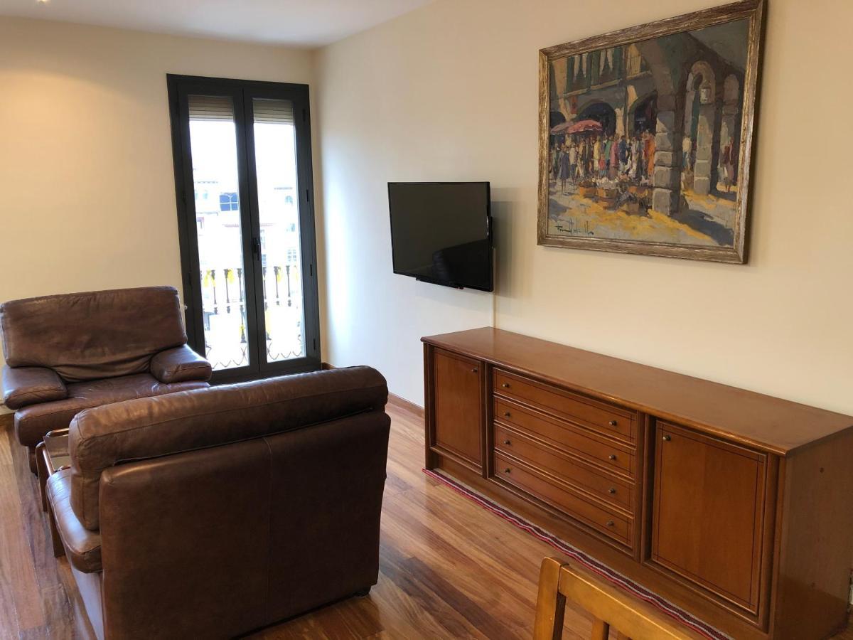 Apartaments Vicus 2 Con Vistas A La Plaza Mayor De Вик Екстериор снимка