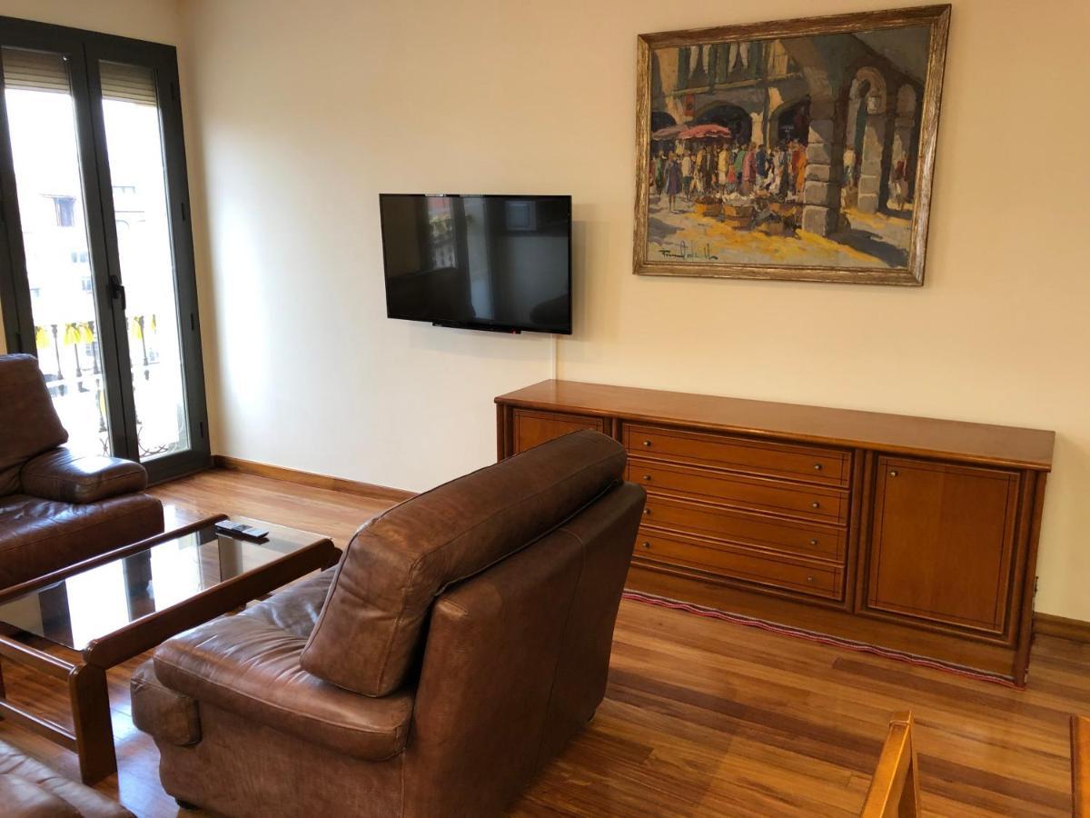 Apartaments Vicus 2 Con Vistas A La Plaza Mayor De Вик Екстериор снимка